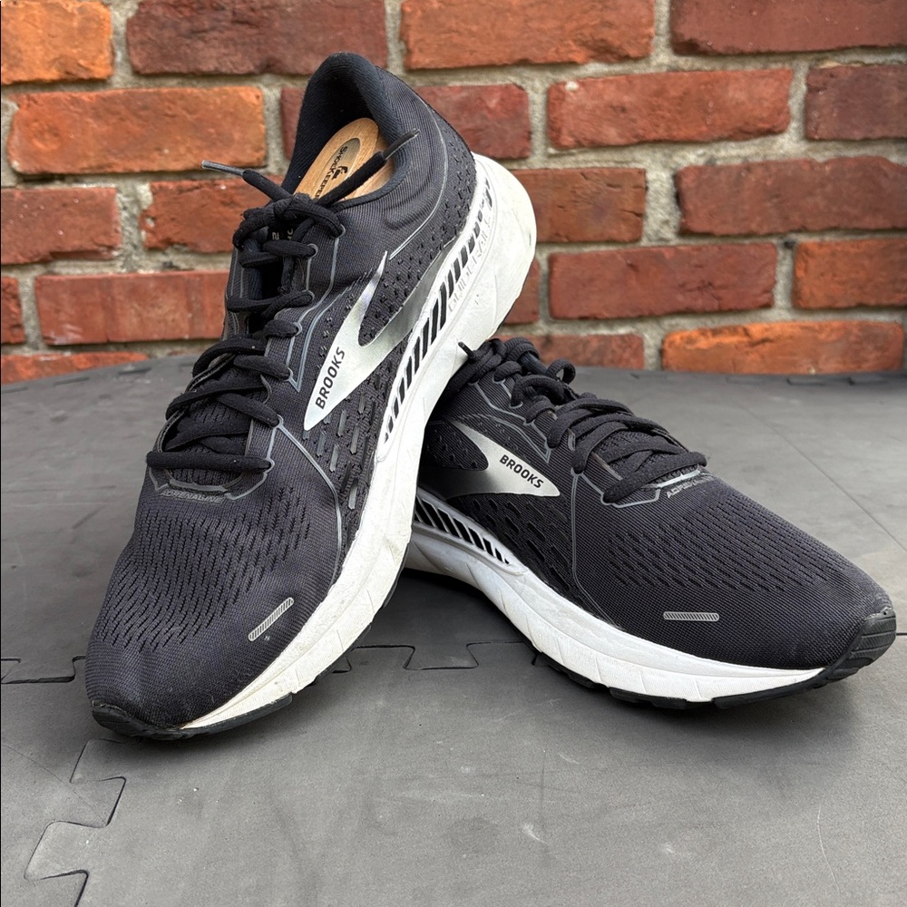 Brooks Men's Black and White Athletic Shoes size 12.5